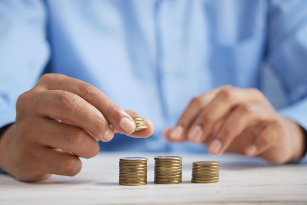 証拠金の仕組みを示すコインと取引画面のイメージ